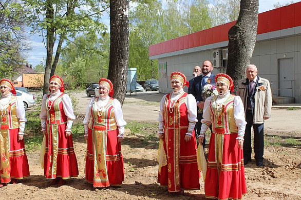 Кинешемских ветеранов поздравили праздничными выступлениями, организованными прямо под их окнами